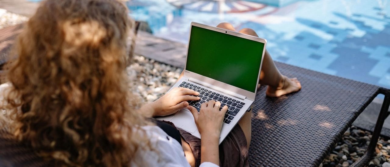 Laptop bij het zwembad